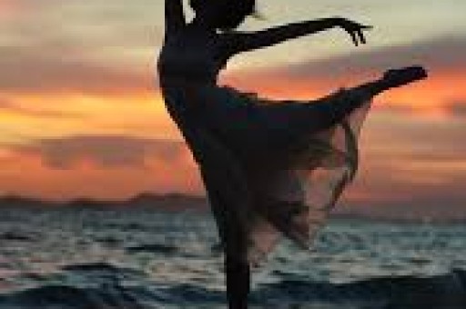 热搜上顶流男明星的八卦好无聊。